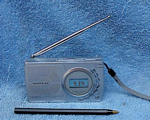 Fig.1 Radio moderna con un bolígrafo para comparar tamaños